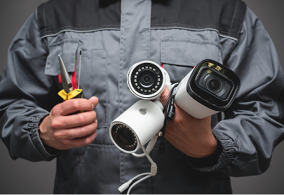 Sicherheitstechnik Bild - Mann mit verschiedene Kameras in der hand